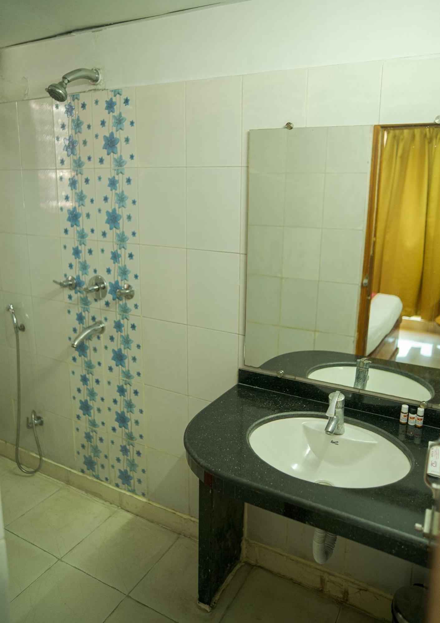Hotel Ta-Tin Durgāpur Exteriör bild